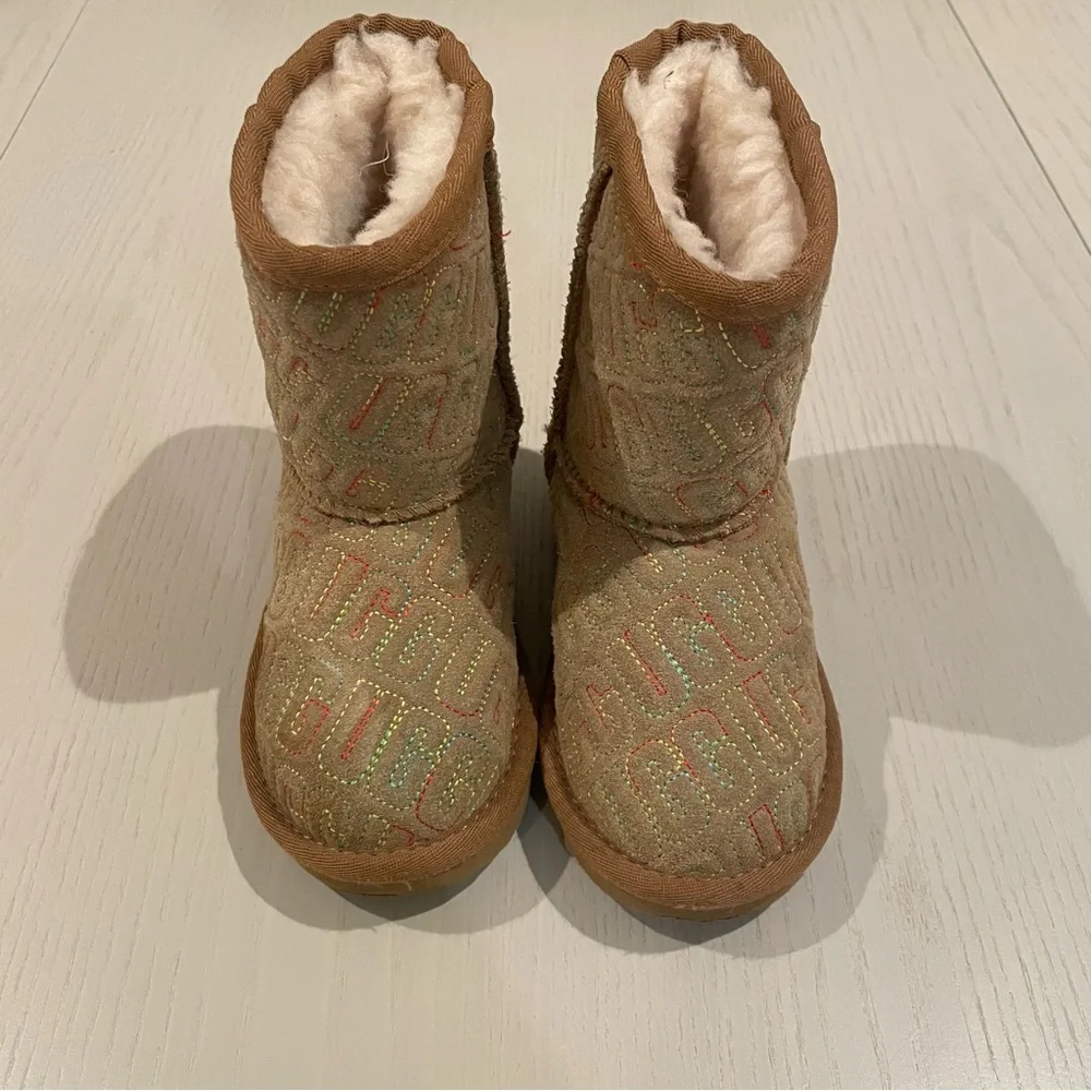 UGG Kids' Classic II Graphic Stitch boots 9